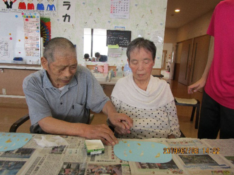 白いはと通信 絵の具を使っての金魚鉢製作 2019年7月 写真3