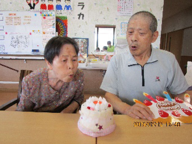 白いはと通信 絵の具を使っての金魚鉢製作 2019年7月 写真4